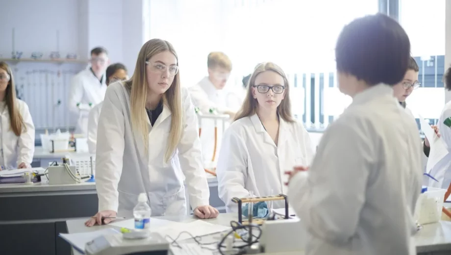 A Science teacher talking to her students. colleges near me